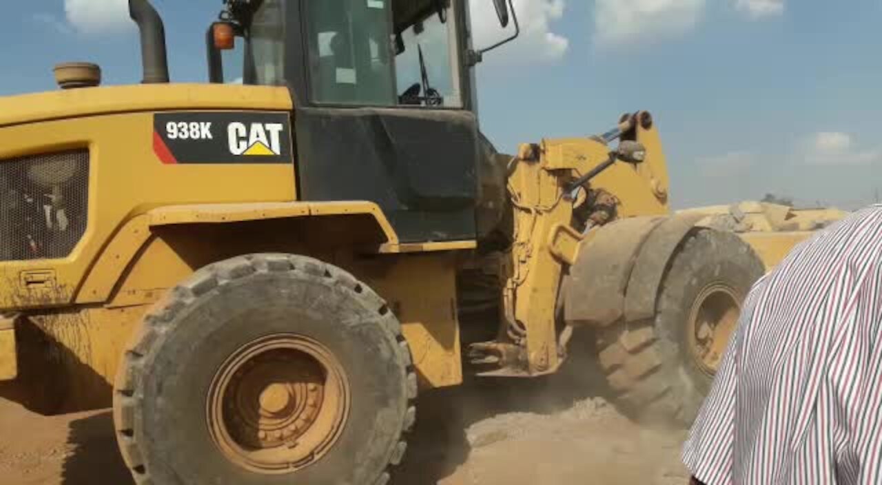 SOUTH AFRICA - Johannesburg - Land grabs in Lenesia (videos) (KxK)