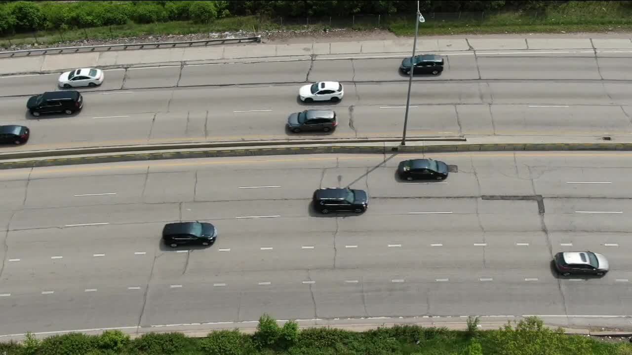 Specialized signs re-emerge on Milwaukee's freeways