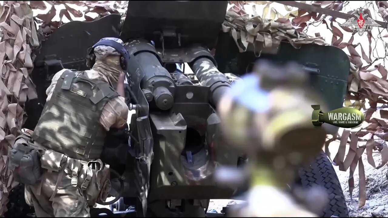 Russian D-20 howitzers in action in Kherson