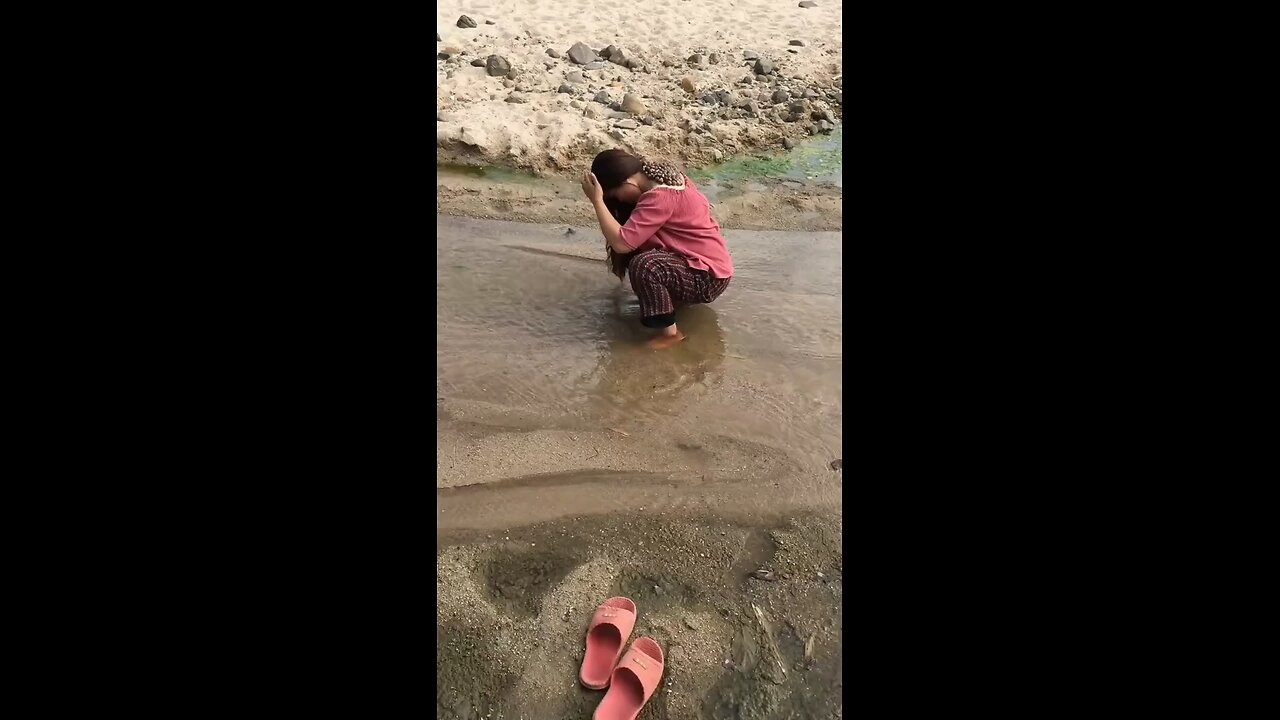 Girl is bathing at river suddenly she bitten by tick | How to remove this bad tick???