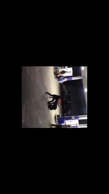 Se entregan a las autoridades jóvenes que aparecen en video golpeando a mujer