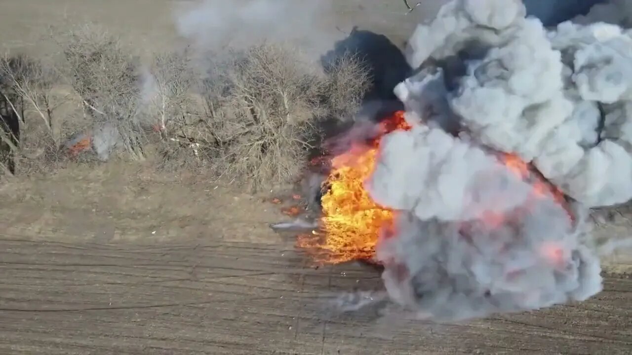 #Ukraine: A Russian vehicle Seemingly a fuel truck hit by Ukrainian fire and was totally destroyed