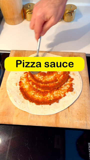 Who needs takeout when you can make your own delicious pizza sauce at home? 🍕😋