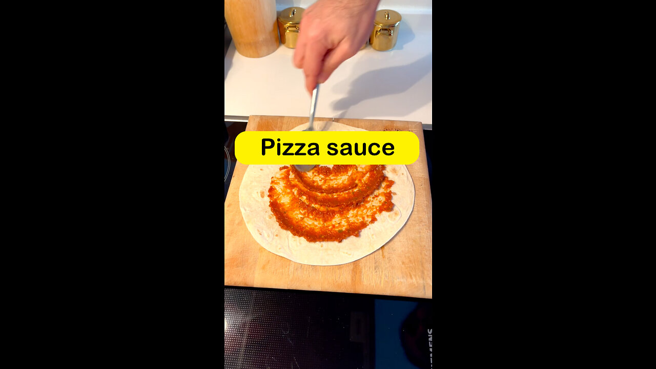 Who needs takeout when you can make your own delicious pizza sauce at home? 🍕😋