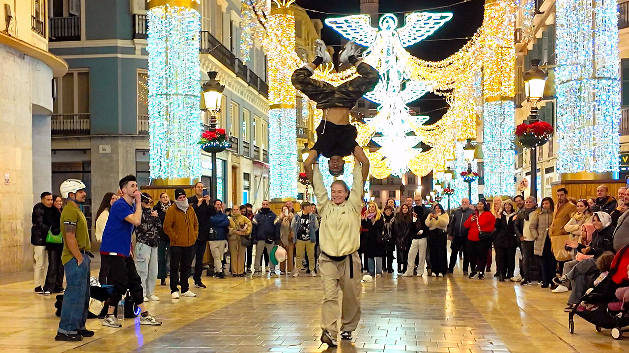 Street Acrobatics & Festive Vibes 🎄 Christmas & New Year in Spain [4K]