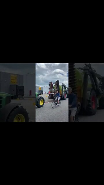 Farmers blocking the Jumbo distribution center in Raalte