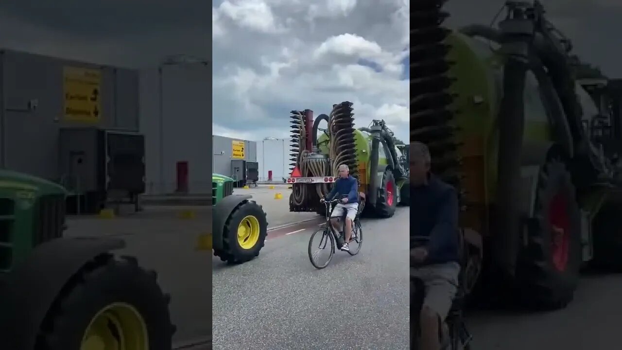 Farmers blocking the Jumbo distribution center in Raalte