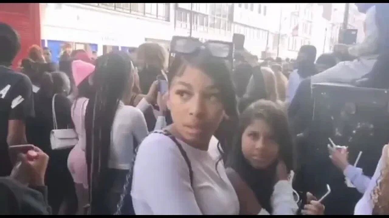 Polícia entra em confronto com jovens no Reino Unido com apelos a saquear lojas nas redes sociais