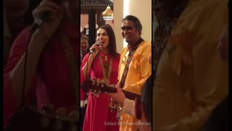 Guruji a cantar e tocar guitarra na inauguração do Bhajan Café em Cracóvia, Polónia