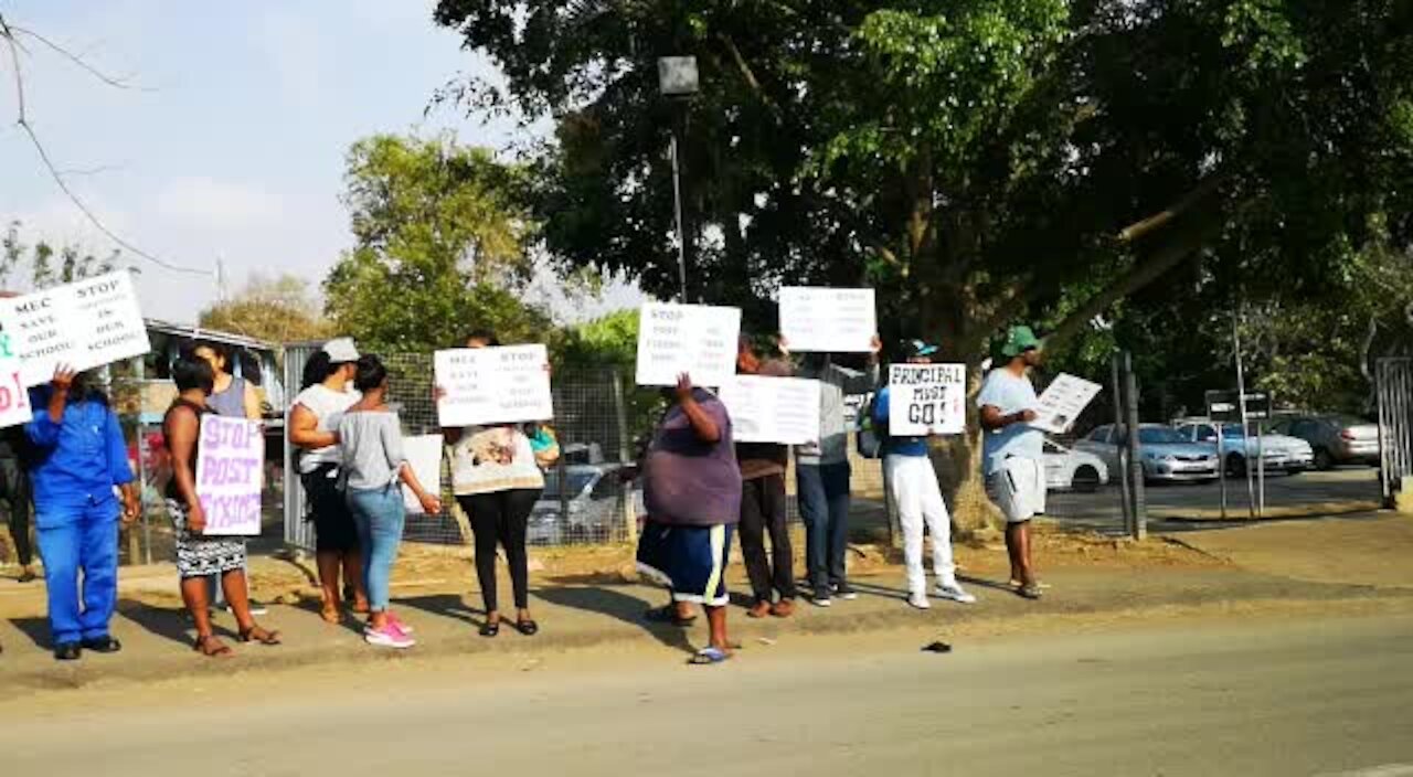 SOUTH AFRICA - Durban - Daleview Secondary school parents protest (Videos) (jch)