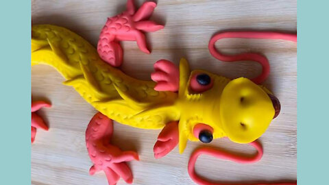 One piece of noodles, two beans, one click of the scissors can make a terrible chameleon roll