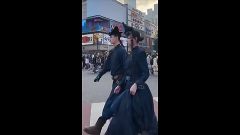 Wearing traditional clothes in daily life....so elegant!