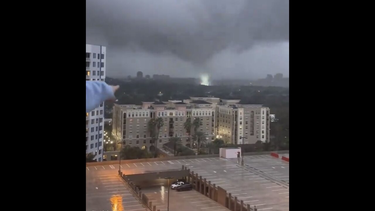 MASSIVE TORNADO🌬️🌩️🌪️⚡️🚏STRUCK FORT LAUDERALE DOWNING POWER LINES🌪️⚡️⛱️🏝️💫