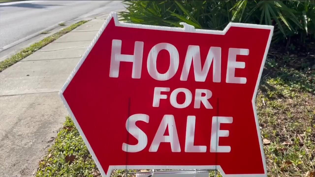 Home mortgage rates rise to above 7% on average, the highest in 20 years