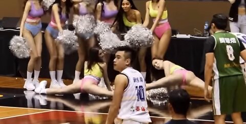 Sexy girls twerk to distract free throws