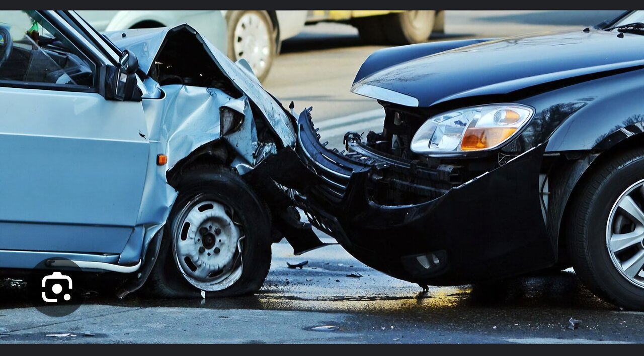 "Head-On Collision: Shocking Moment Car Crashes into Oncoming Vehicle at Intersection"