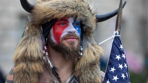 QAnon-шамана - внезапно выпустили из федеральной тюрьмы Вашингтона