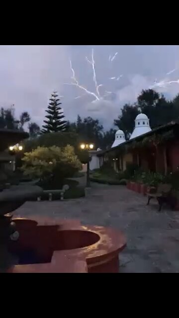 LIGHTNING STRIKES ABOVE⚡️🌋🌩️🏘️AWAKENING VOLCANO IN GUATEMALA🇬🇹🌋⚡️💫