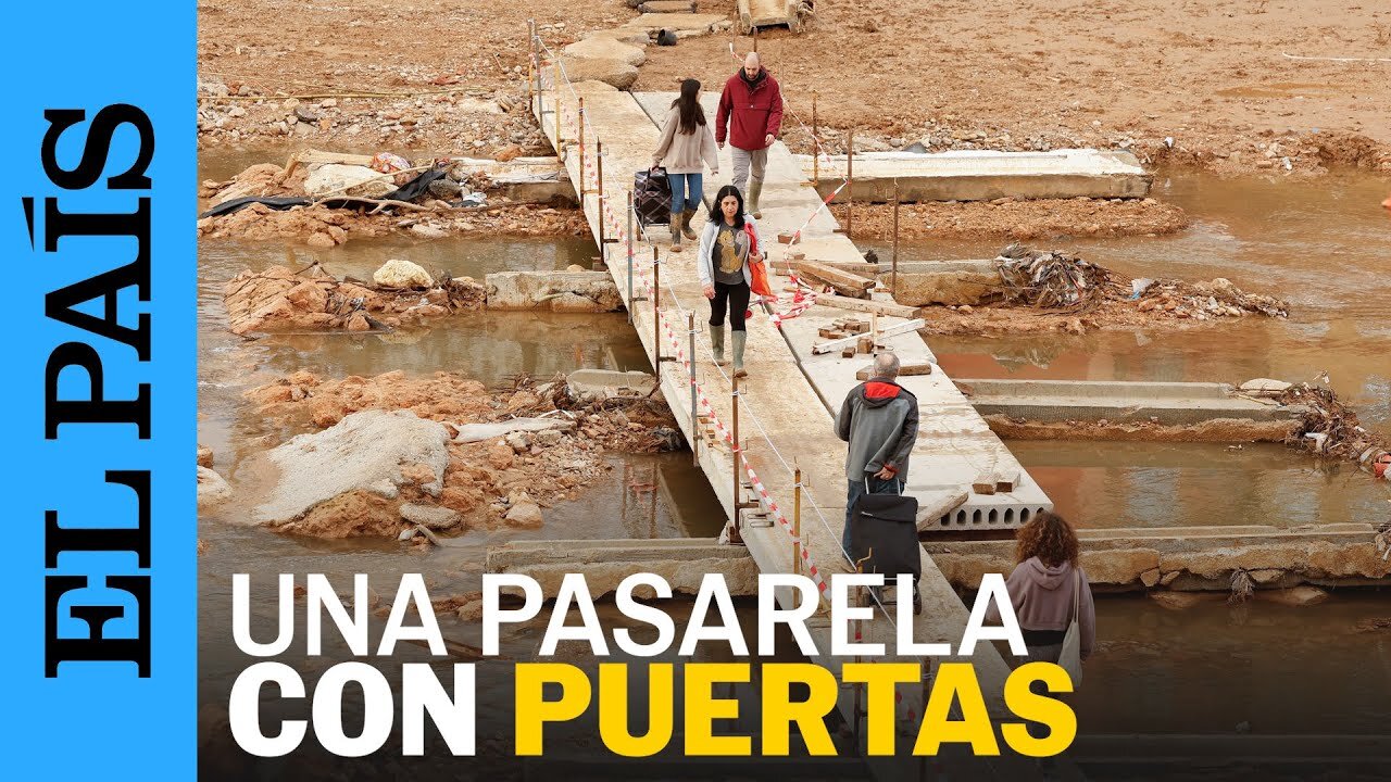 DANA VALENCIA | Un grupo de vecinos construye una pasarela con puertas y madera en Picanya | EL PAÍS