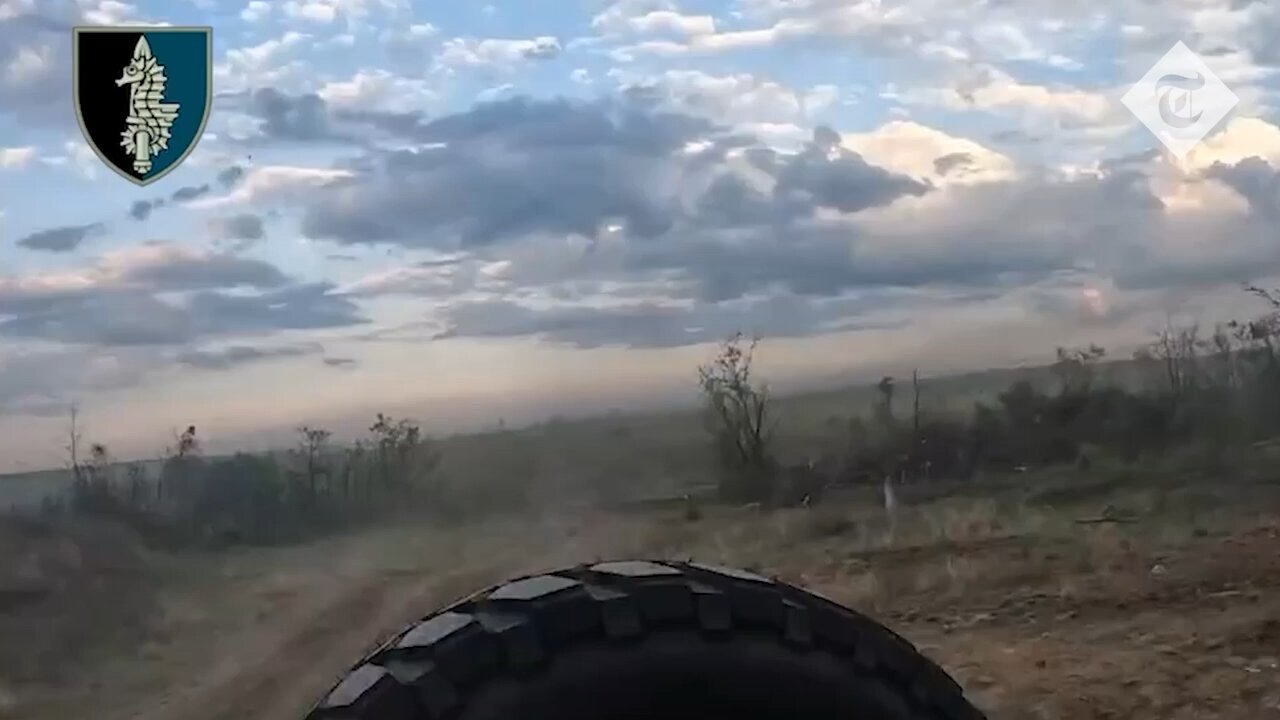 Moment Russian drone misses Ukrainian Special Forces during frontline evacuation