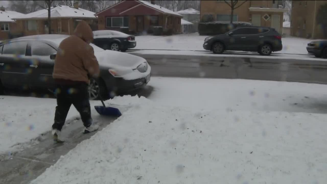 Milwaukeeans digging each other out of the snow