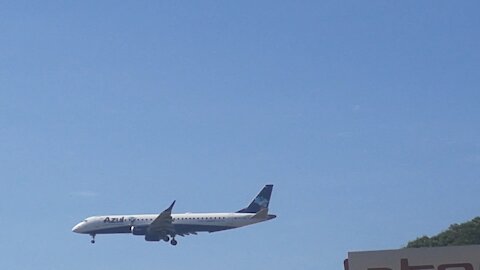 Embraer 195 PR-AXN na aproximação final antes de pousar em Manaus vindo de Tefé