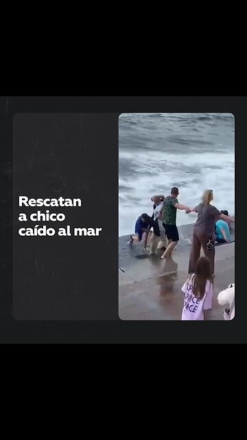 Veraneantes rescatan a un niño que cayó al mar embravecido en Rusia