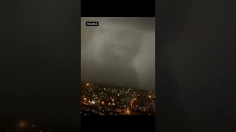 ¿Quién nos mira desde el cielo? se ve un rostro en plena tormenta en Turquía