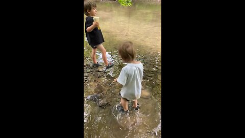 Forrest catches his first crawfish 🦞