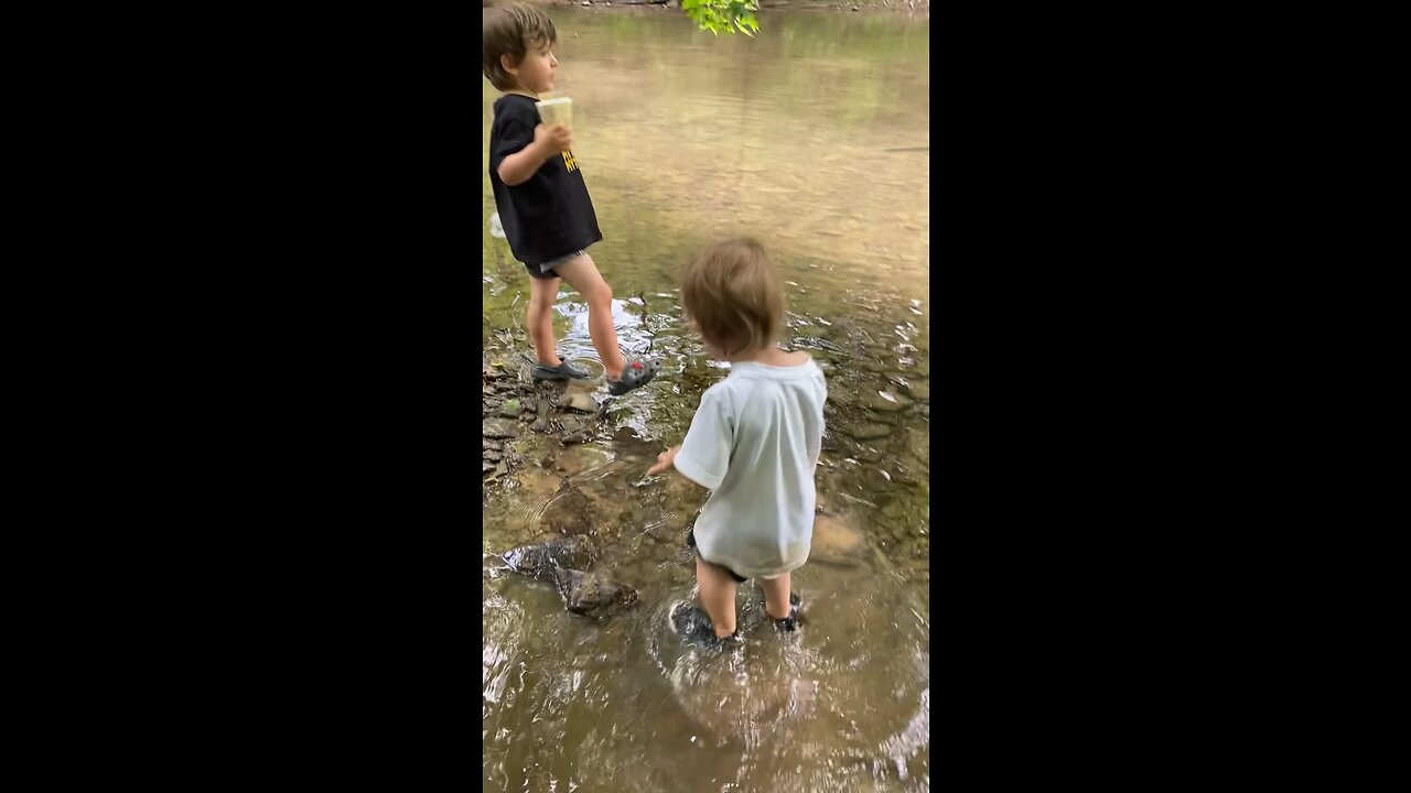 Forrest catches his first crawfish 🦞