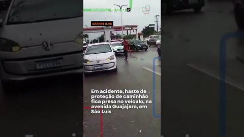 Em acidente, hastes de proteção de caminhão fica presa no veículo, na avenida Guajajara, em São Luís