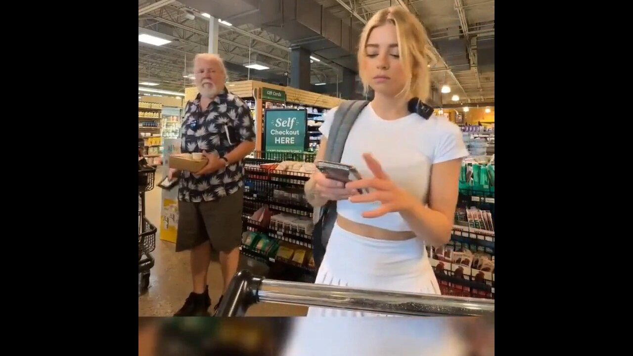 TikTokin' B!tch Held Up Supermarket Line To Film Guy Behind Her Waiting For Her To GTF Out The Way