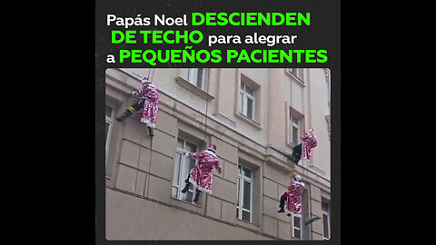 Escuadrón de Papás Noel desciende del techo de un hospital para felicitar a pequeños pacientes