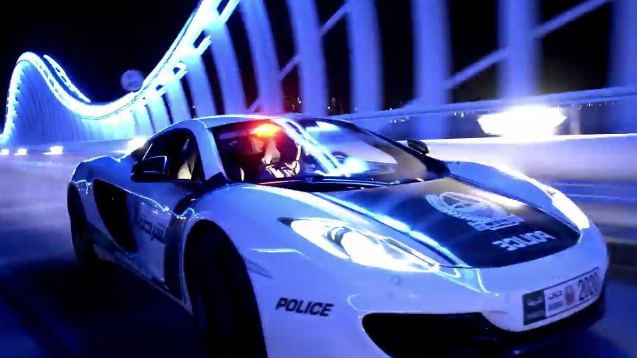 Dubai police supercars VS Professional racecar driver