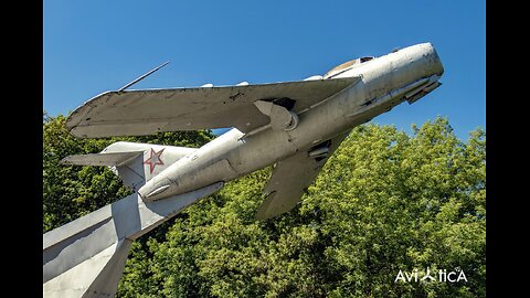This MiG-17 fighter has no side number designation although it previously had “83 red”