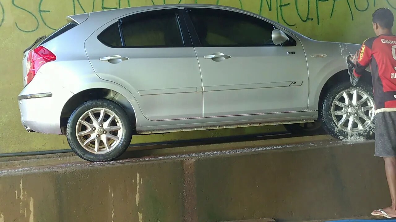 JAC J3 dando uma ducha no carro