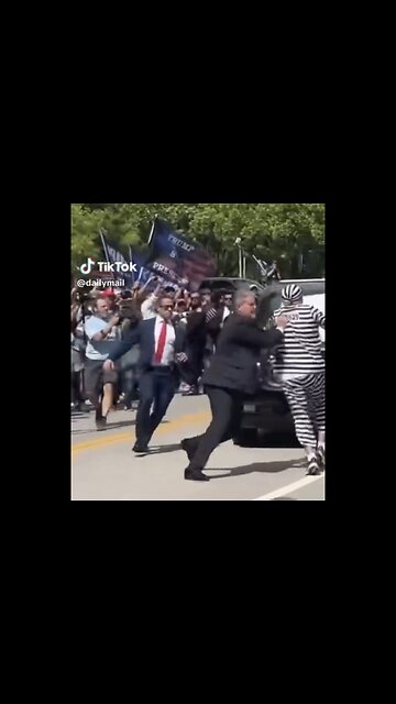 CRAZY PROTESTER🎭TRIES TO BLOCK TRUMP MOTORCADE🇺🇸🛻🚓🚙🚑🚔⭐️