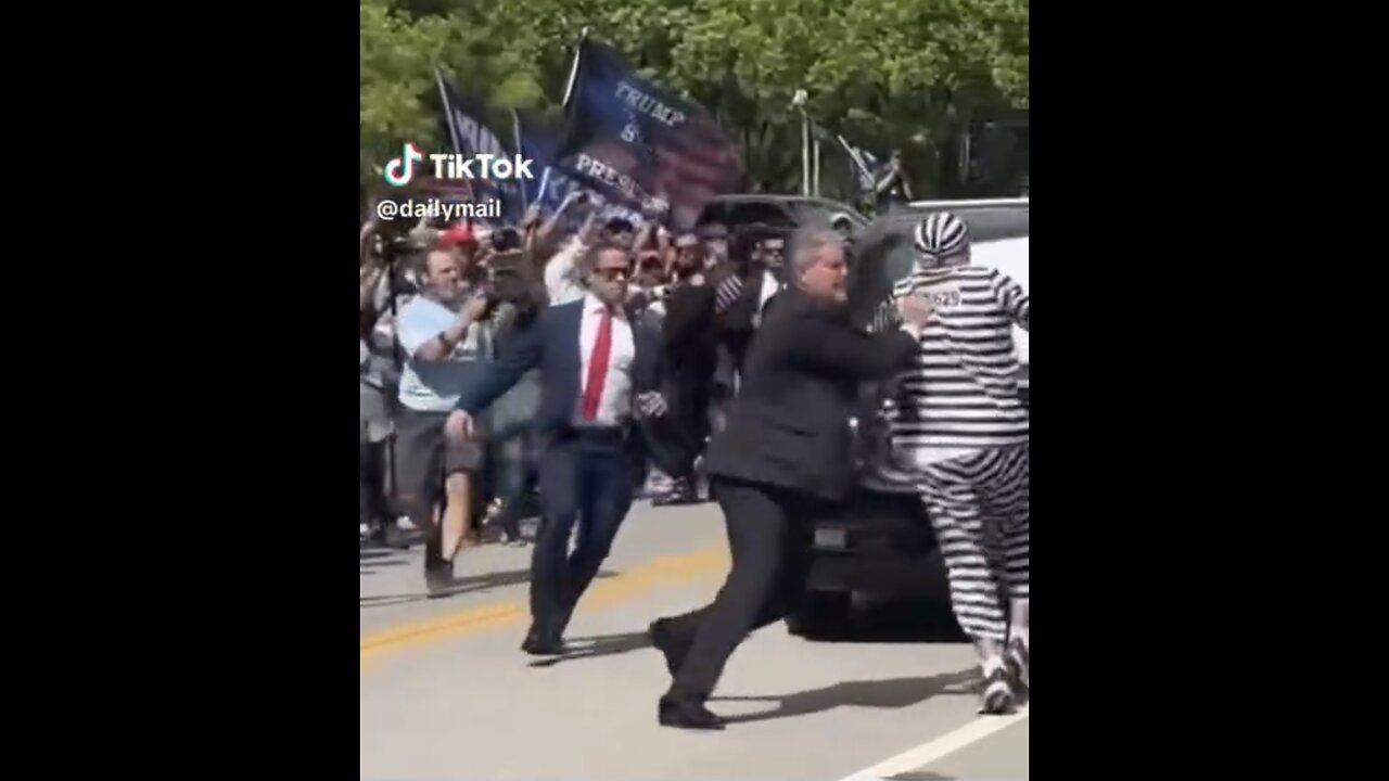 CRAZY PROTESTER🎭TRIES TO BLOCK TRUMP MOTORCADE🇺🇸🛻🚓🚙🚑🚔⭐️