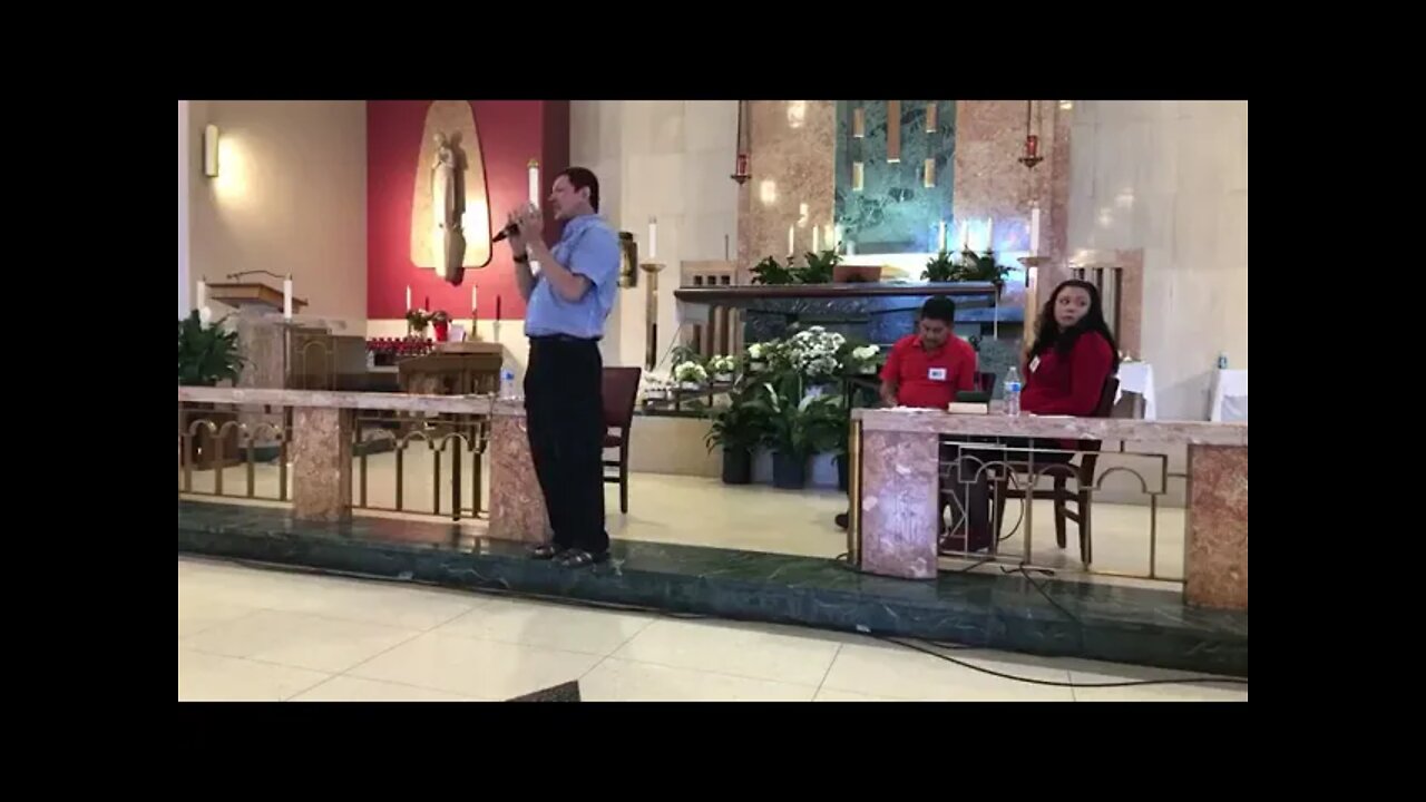 El sacerdote Luis Toro, explica a profundidad el culto de la Santa Eucaristía.