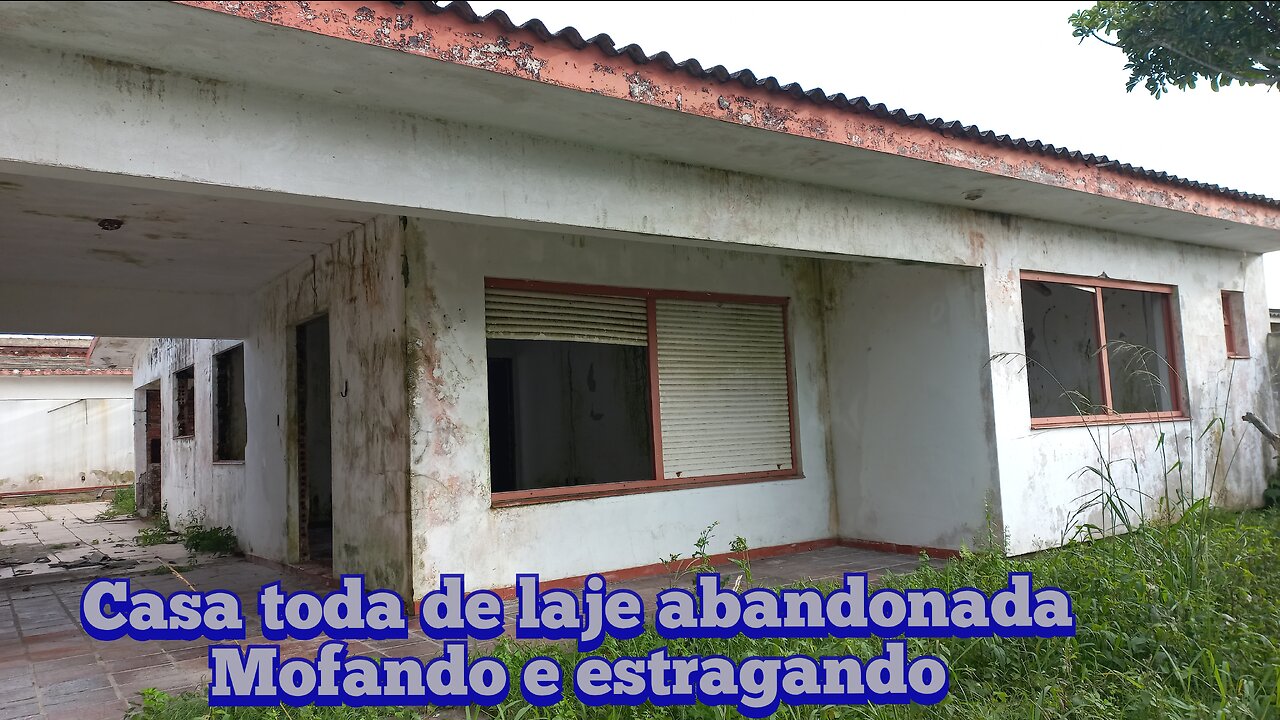 uma belíssima casa de laje abandonada se destruindo pelo abandono no litoral do RS menos 2 km do mar