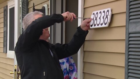 Meals on Wheels driver hands out free address plaques to seniors in Lake Co.