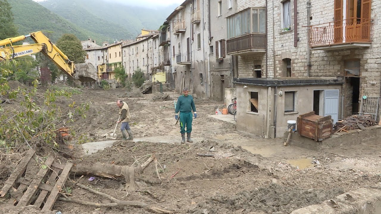 Cantiano nelle Marche devastata,due settimane dopo l'alluvione.Ad ogni strada la sua voragine:le "Città bucate italiane".sono così le strade in Italia passando la dogana di Brogeda dal confine svizzero fino al Sud Italia giusto??