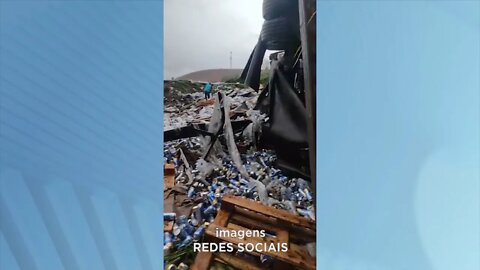 Naque: Carreta carregada com Latas de Cerveja tomba às margens da BR-381.