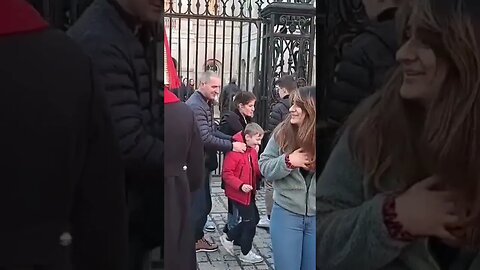 The King's guard makes the toutist jump 3 times #thekingsguard