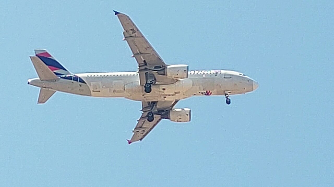 Airbus A320 PR-MYT coming from Brasília and Airbus A319 PR-MBV from Teresina to Fortaleza