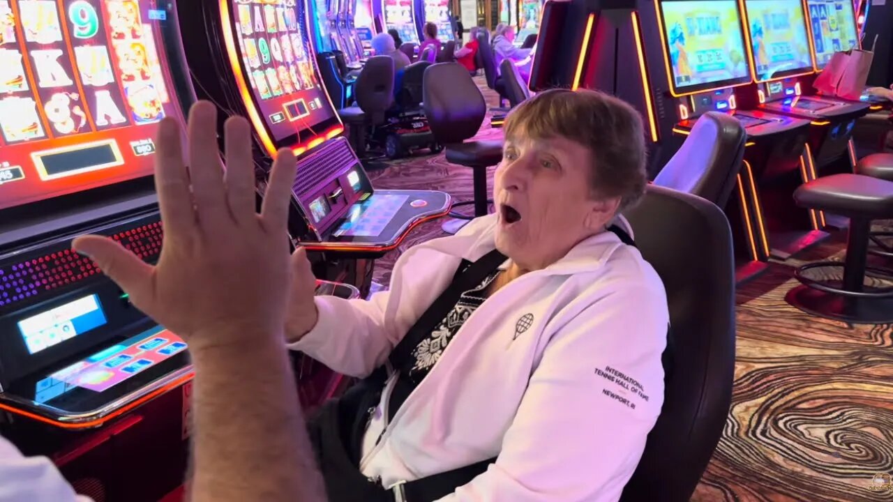 I Gave This Lucky Lady $200 And She Lands A MAX BET Bonus!