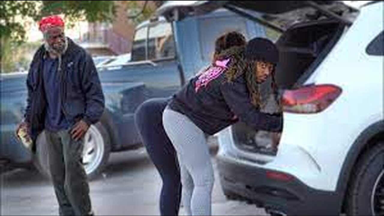 Pranking the Hood with YOGA PANTS !!!! 😨🏳️🌈