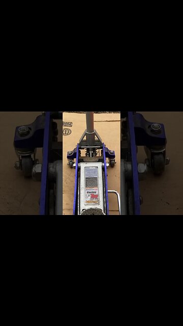 Size Comparison of Daytona vs. Pittsburgh Floor Jack