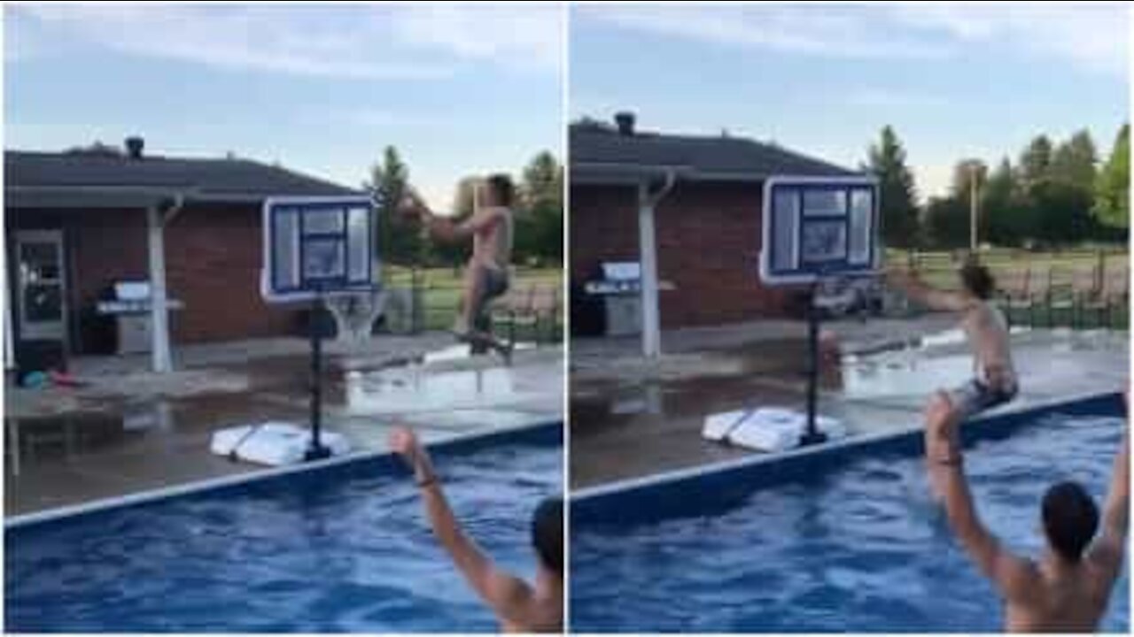 Giocano a basket in piscina