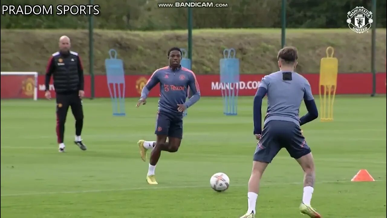 Man utd players back from international duty warming up for the manchester derby